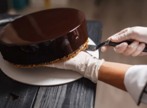 Slatka mala izvrnuta torta: Čokoladni slatkiš koji ćete obožavati, a u pripremi ćete uživati!