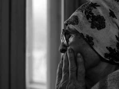 Baka Radmila (90) sahranila muža, ćerku i UNUKU Već 15 godina stoji na prozoru u nadi da će bar njega ugledati!