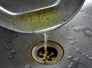 Nikako NE BACAJTE ulje u sudoperu: Domaćice se služe OVIM trikom, potrebna je jedna stvar da sačuvate odvod