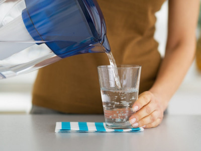 Kada voda menja sastav: Evo zašto ne treba da pijete vodu koja je stajala u čaši ili flaši tokom noći