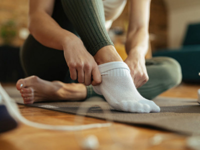 Da li vam se na koži ocrtava udubljenje od čarapa? Moguće da je znak bolesti, dobro proverite o čemu se radi