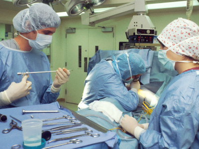 Hirurzi pokazali TUMORE koje su odstranili iz ljudskog tela: Jedan je bio težak neverovatnih 30 kilograma