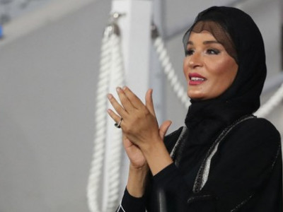 Supruga KATARSKOG šeika ODBACUJE muslimanske odore? Svi su gledali u njen "brzi" stajling, hidžab NE SKIDA, ali vitak struk ISTIČE