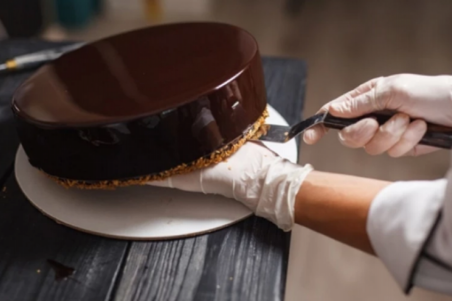 Slatka mala izvrnuta torta: Čokoladni slatkiš koji ćete obožavati, a u pripremi ćete uživati!