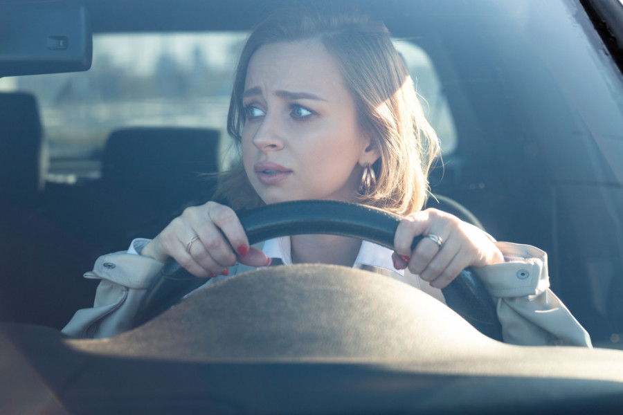 Zbog stereotipa "ŽENA VOZAČ" ZENTAJU OD VOLANA: Naš psiholog objašnjava šta stvara STRAH kod žena u saobraćaju