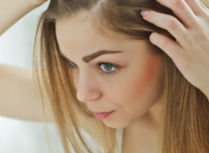 Može li COVID-19 uzrokovati opadanje kose?