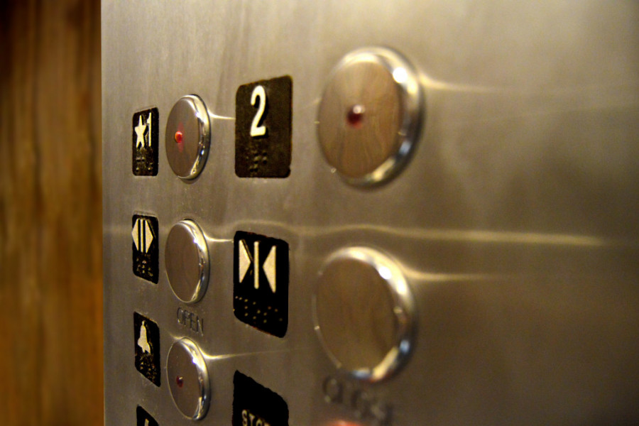 "Kobile na štiklama da ne koriste lift":Poruka PAKOSNE komšinice ujedinila sve ŽENE iz regiona
