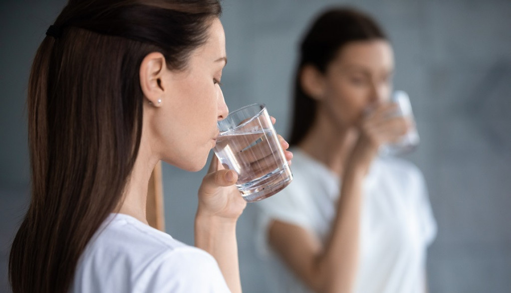 NEMOJTE piti vodu dok STOJITE: Uzrok je MNOGIH zdravstvenih problema, evo kako je to najbolje činiti