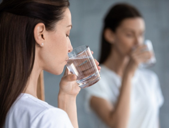 Nekoliko čaša TOPLE vode na PRAZAN želudac rešava brojne probleme, za početak rapidno UBRZAVA metabolizam!