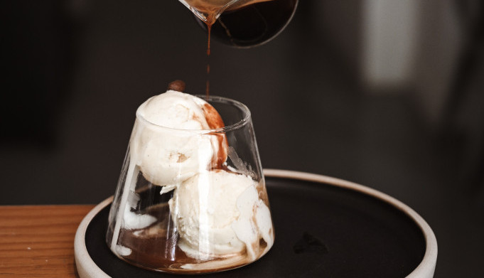 Slatki napitak koji će vas razbuditi i rashladiti: Domaći recept za AFOGATO, italijansku kafu sa sladoledom