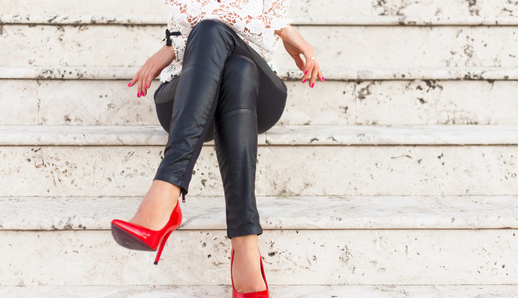 Ovaj trik za NEKOLIKO minuta UKLANJA BOL u nogama: Sprečite stvaranje POSLEDICA od nošenja visokih potpetica
