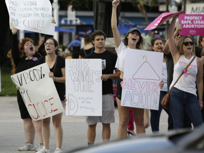 Hiljade ŽENA izašlo na ulice u znak PROTESTA: Hoćemo pravo na ABORTUS, najstrožiji zakon nam ga oduzima - ovo je NAJMRAČNIJI trenutak