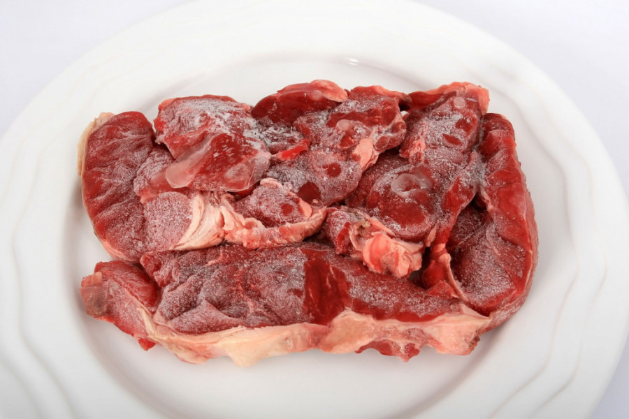 STRUČNJACI UPOZORAVAJU: Način na koji ODMRZAVATE meso može da bude veoma ŠTETAN!