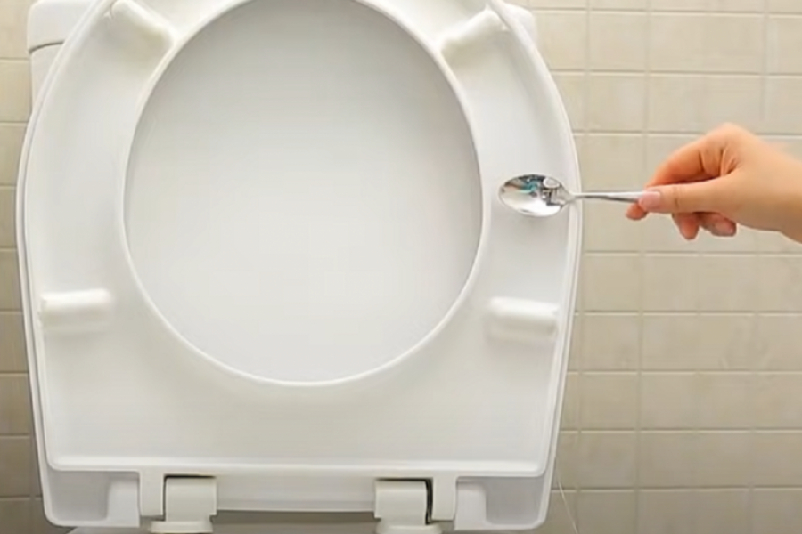 Zašto žene LEPE kašike na daske od WC ŠOLJE: Ovako su se rešile VELIKOG problema zbog kojeg se neki RAZVODE