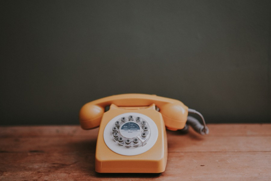 Mi smo odrasli uz ovakav "stari" FIKSNI telefon, dok današnjoj deci nije baš jasno šta ovaj POKRET znači