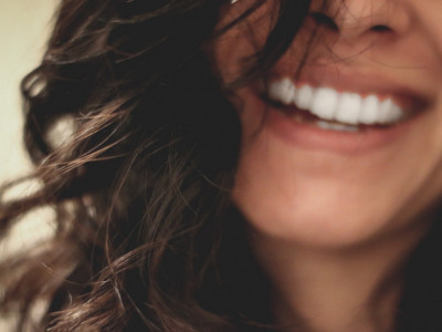 ZUBI kao BISERI: Ovo su najefikasniji i NAJJEFTINIJI trikovi za kućno izbeljivanje zuba
