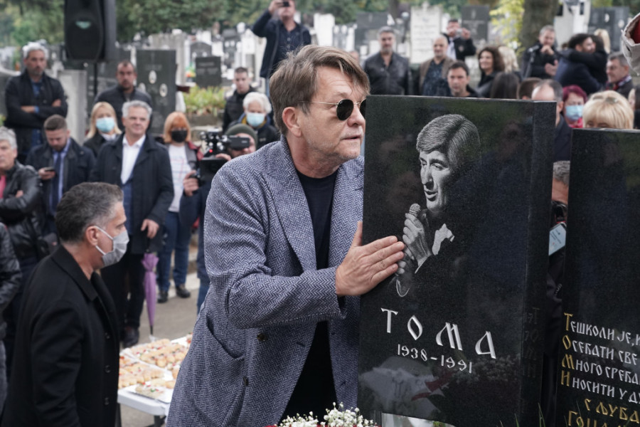 Tragajući za tvojom DUŠOM, pronašao sam za trenutak SVOJU: Muk na groblju zbog Bjelinog potresnog govora na pomenu Tomi Zdravkoviću