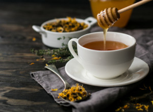 Ako vas muči hrkanje, kažu da je ovo najbolji lek: Prema narodnoj medicini čaj od ove tri biljke rešiće ovaj neprijatan problem