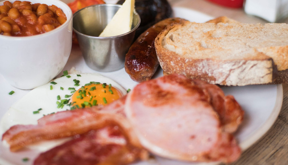 Pravi ENGLESKI doručak: Hranljiv i kaloričan, dostojan ručka, priprema se lako, a izgleda kao sa dvora