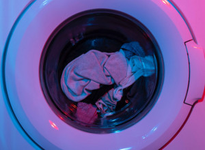 Ovaj trik svaka DOMAĆICA mora da ZNA: Stavite vlažnu maramicu u mašinu za pranje veša, efekat će vas oduševiti