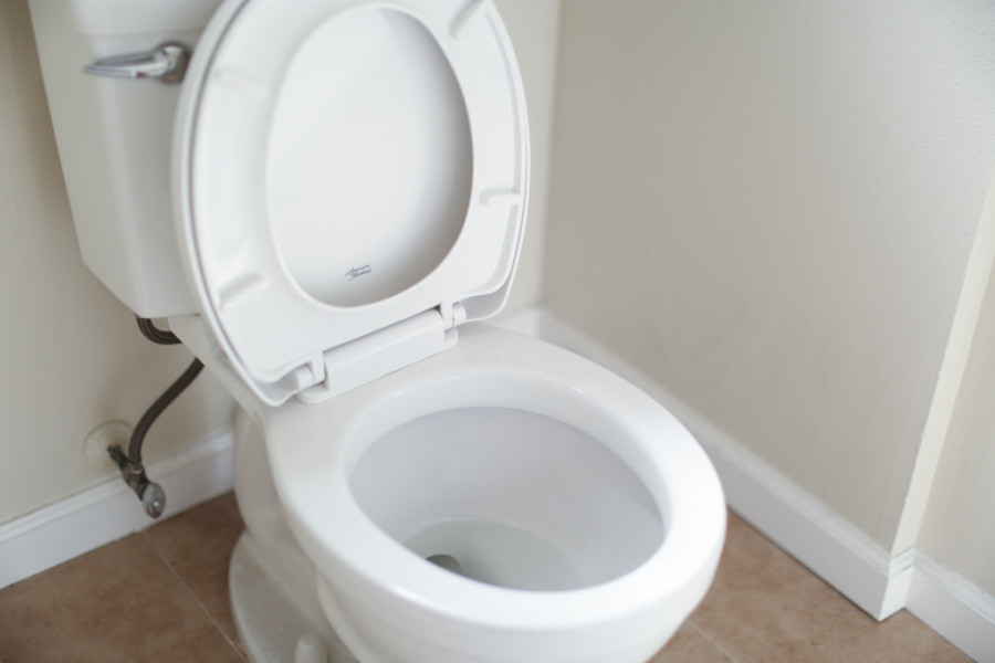 Baci upaljenu šibicu u WC šolju: To će vam pomoći u borbi protiv jednog problema