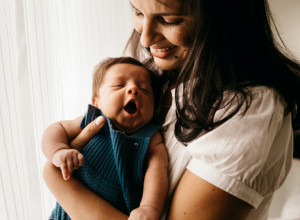 Doktori konačno znaju ISTINU: Da li su ŽGARAVICA i količina bebine kose u stomaku povezani?