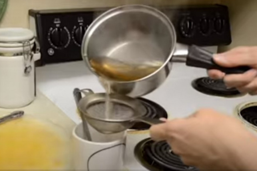 Napraviti sirup od crnog bibera sa medom: Staro provereno rešenje naših baka za bolno grlo
