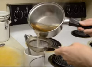 Napraviti sirup od crnog bibera sa medom: Staro provereno rešenje naših baka za bolno grlo