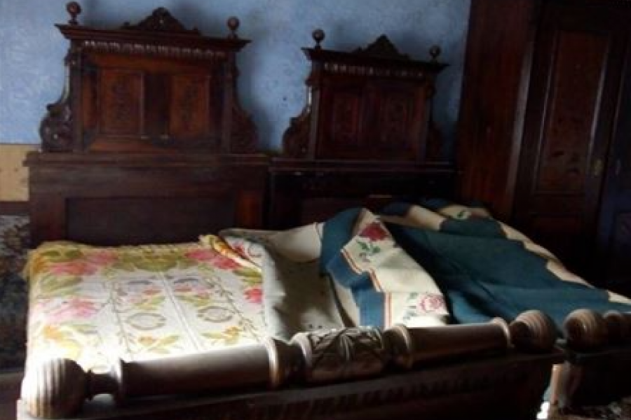 Na kućnoj rasprodaji kupio je krevet pokojne žene: Prilikom čišćenja pronašao je NEŠTO mnogo vredno, ono što je usledilo mnoge je ostavilo u čudu!