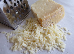 Ni ne znate da POGREŠNO radite: Ovako se PRAVILNO i BRZO rendaju sir i jabuke