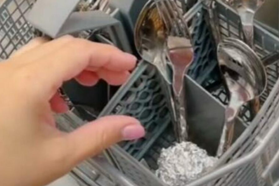 TRIK KOJI JE OSVOJIO DOMAĆICE: Napravite loptu od aluminijumske folije i ubacite u mašinu za suđe, rezultat je MAGIČAN