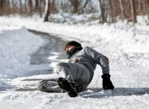 Kako se sačuvati od pada na ledu: Doktor otkriva trikove za bezbedno "prizemljenje" i šta da radite ako se ipak okliznete