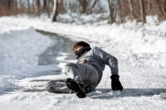 Kako se sačuvati od pada na ledu: Doktor otkriva trikove za bezbedno "prizemljenje" i šta da radite ako se ipak okliznete