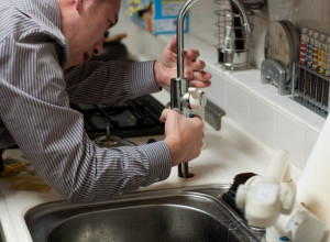 Skupo će da nas košta: Majstor otkrio 8 stvari koje nikako ne smeju da završe u odvod od sudopere