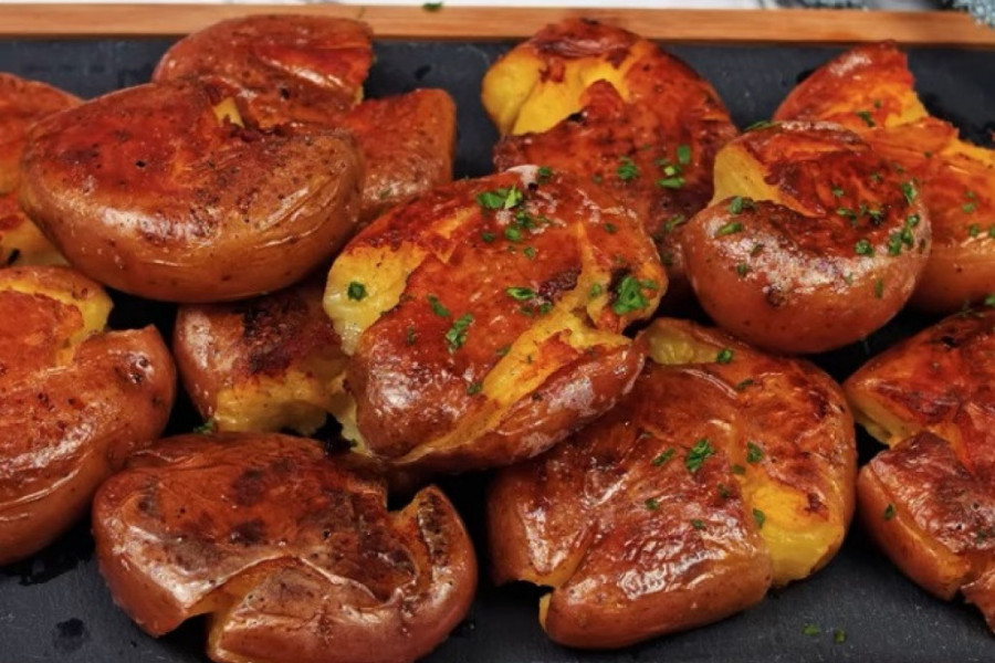 Kuvarice u Srbiji OBOŽAVAJU ovaj trik sa ČAŠOM: Spremite krompir u tiganju, korica je HRSKAVA i nikad lepše zapečena
