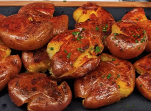 Kuvarice u Srbiji OBOŽAVAJU ovaj trik sa ČAŠOM: Spremite krompir u tiganju, korica je HRSKAVA i nikad lepše zapečena