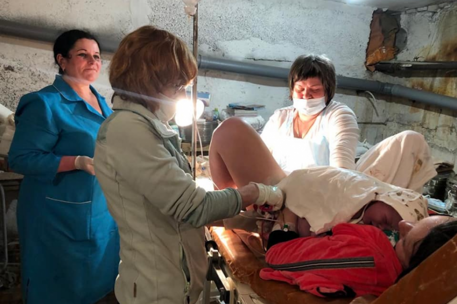 RANJENICI U ČEKAONICI I PLAČ BEBE U PODRUMU Devojka (23) se porodila u UŽASNIM uslovima u kijevskoj bolnici tokom napada na ukrajinsku prestonicu! (FOTO)
