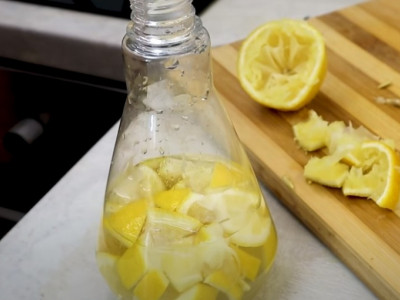 NE BACAJTE limunovu koru: Domaćice se KUNU u njenu efikasnost, evo kako je PRIMENJUJU