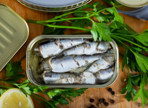 Žene se kunu da porcelanski ten i zategnutu kožu duguju sardinama: Evo šta kažu doktori koliko često treba da jedu