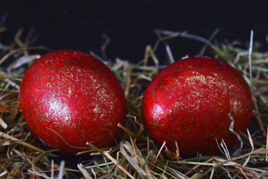 Ovako će jaja imati JARKO CRVENU boju: Nema ni trunke HEMIJE, potrebna su vam DVA sastojka iz kuhinje