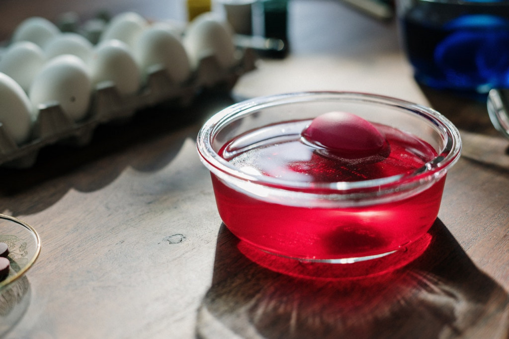 Ovako će jaja imati JARKO CRVENU boju: Nema ni trunke HEMIJE, potrebna su vam DVA sastojka iz kuhinje