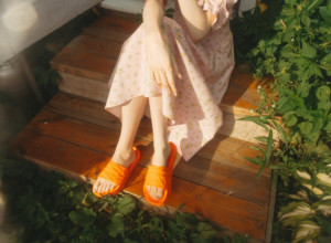 Možda lepo IZGLEDA, ali je OPASNO: Nemojte sedeti SKRŠTENIH nogu, tako možete izazvati OZBILJNE BOLESTI