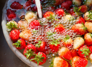 Svaka domaćica MORA da ima OVO u kuhinji: Evo šta vam je potrebno da bi jagode ostale duže sveže