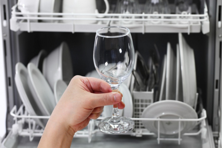 Čaše u kuhinji vam stoje NAOPAKO? Mislite da ih štitite od PRAŠINE ali pravite ogromnu ŠTETU