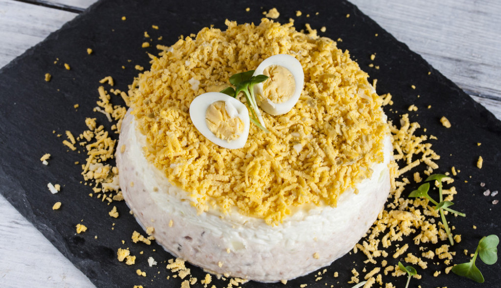 Recepti od popucalih vaskršnjih jaja: Napravite PREUKUSNU bogatu SLANU tortu