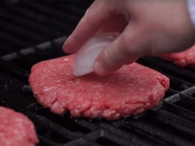 "Niko ne želi da jede TVRDO meso": Kuvar OTKRIO najveće greške koje pravimo pri ROŠTILJANJU!