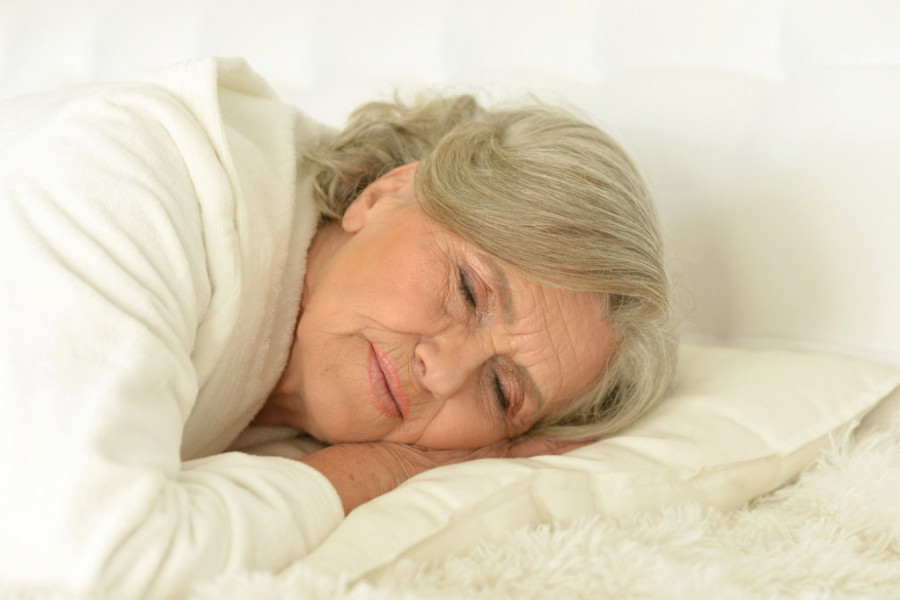 Zašto STARIJI ljudi manje spavaju? Naučnici su konačno DOKAZALI koliko SNA je potrebno u POZNIM I SREDNJIM godinama, sve ostalo može da stvori PROBLEME!