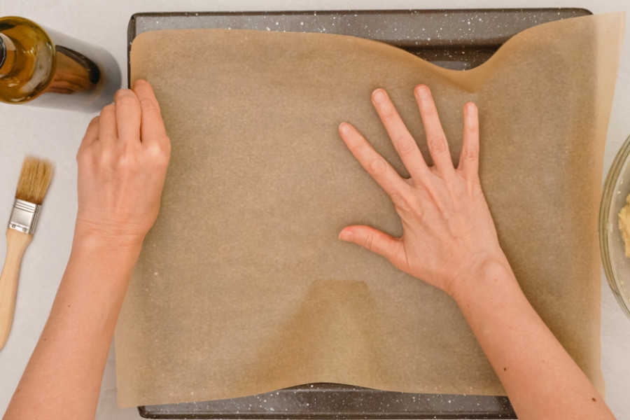 Za ovaj trik bićete nam zahvalni: Uradite ovo pre stavljanja papira za pečenje u kalup i olakšajte sebi