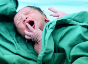 Nesvakidašnja fotografija novorođenčeta ostavlja bez daha: Slikali su bebu sa sve posteljicom, a iza toga stoji lepa poruka