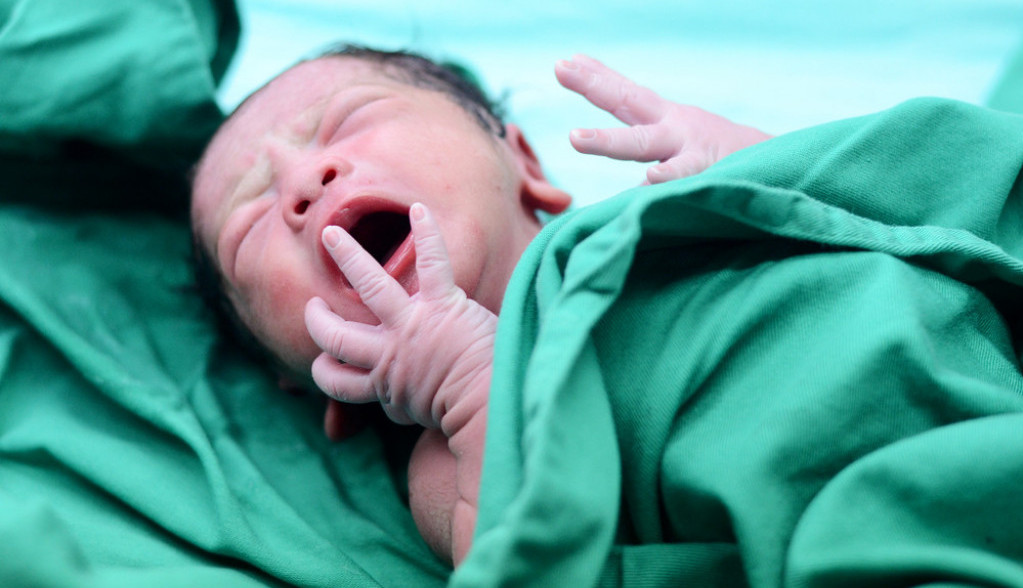 Nesvakidašnja situacija: Nisu stigli do bolnice, pa je beba rođena u vatrogasnoj stanici